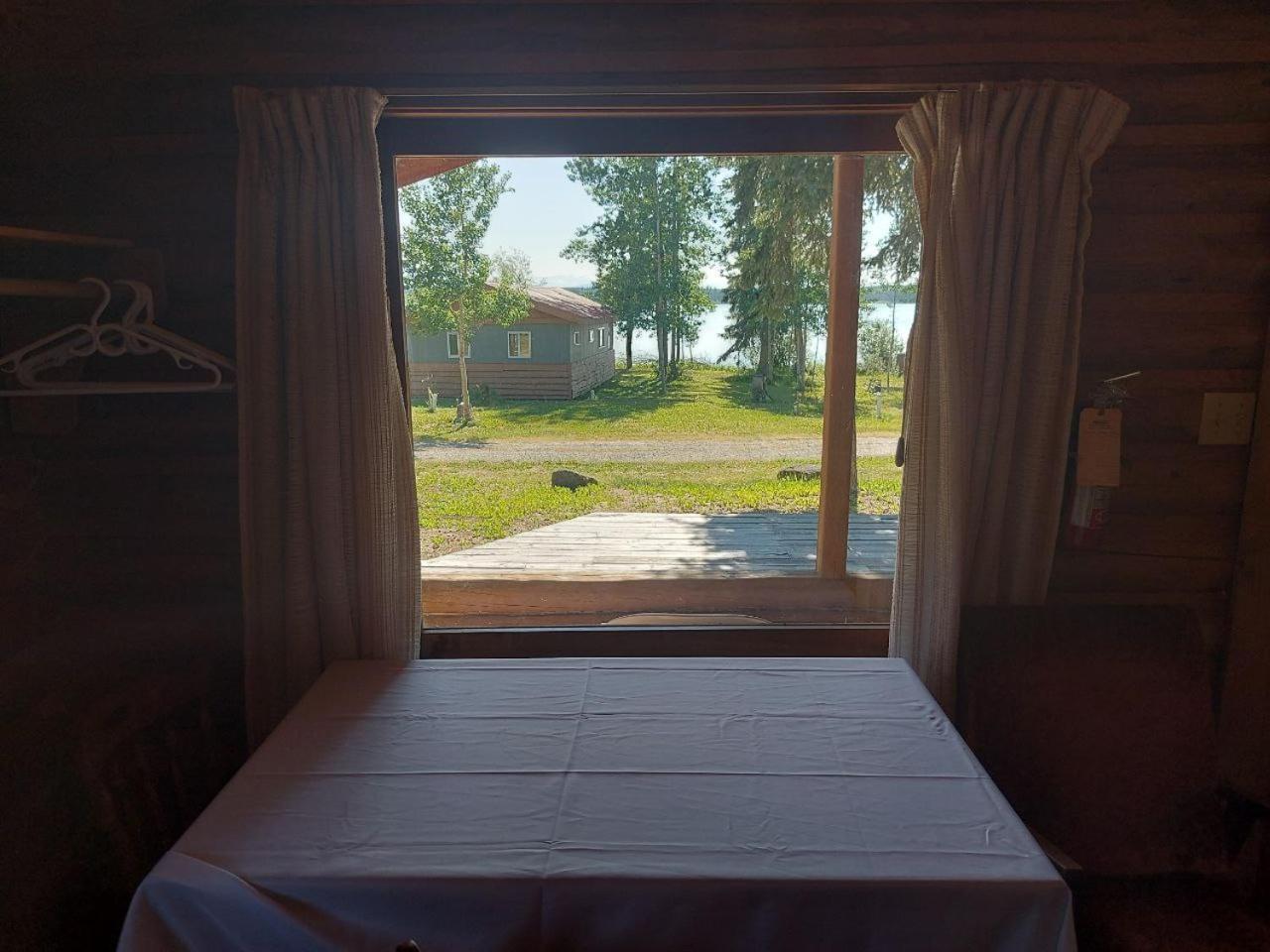 Escott Bay Resort Anahim Lake エクステリア 写真