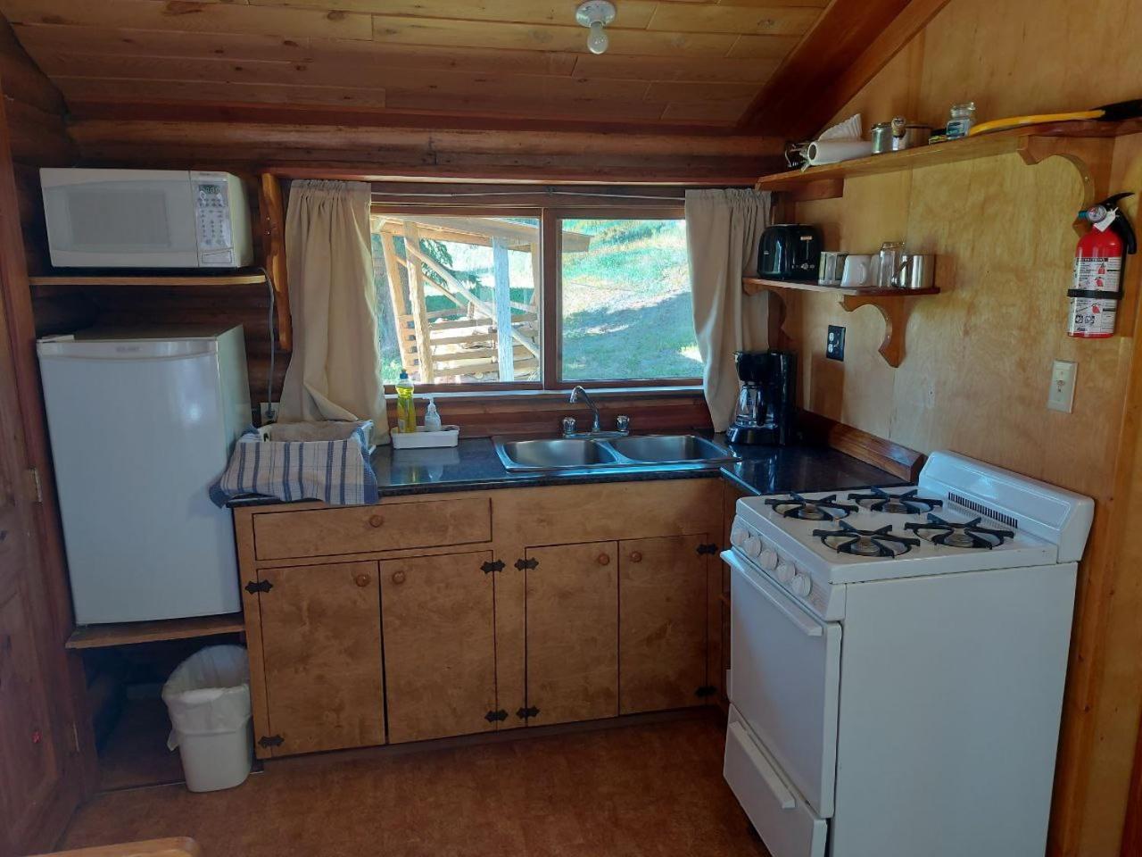Escott Bay Resort Anahim Lake エクステリア 写真