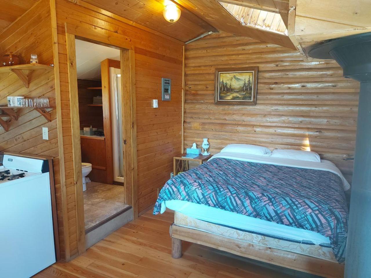 Escott Bay Resort Anahim Lake エクステリア 写真