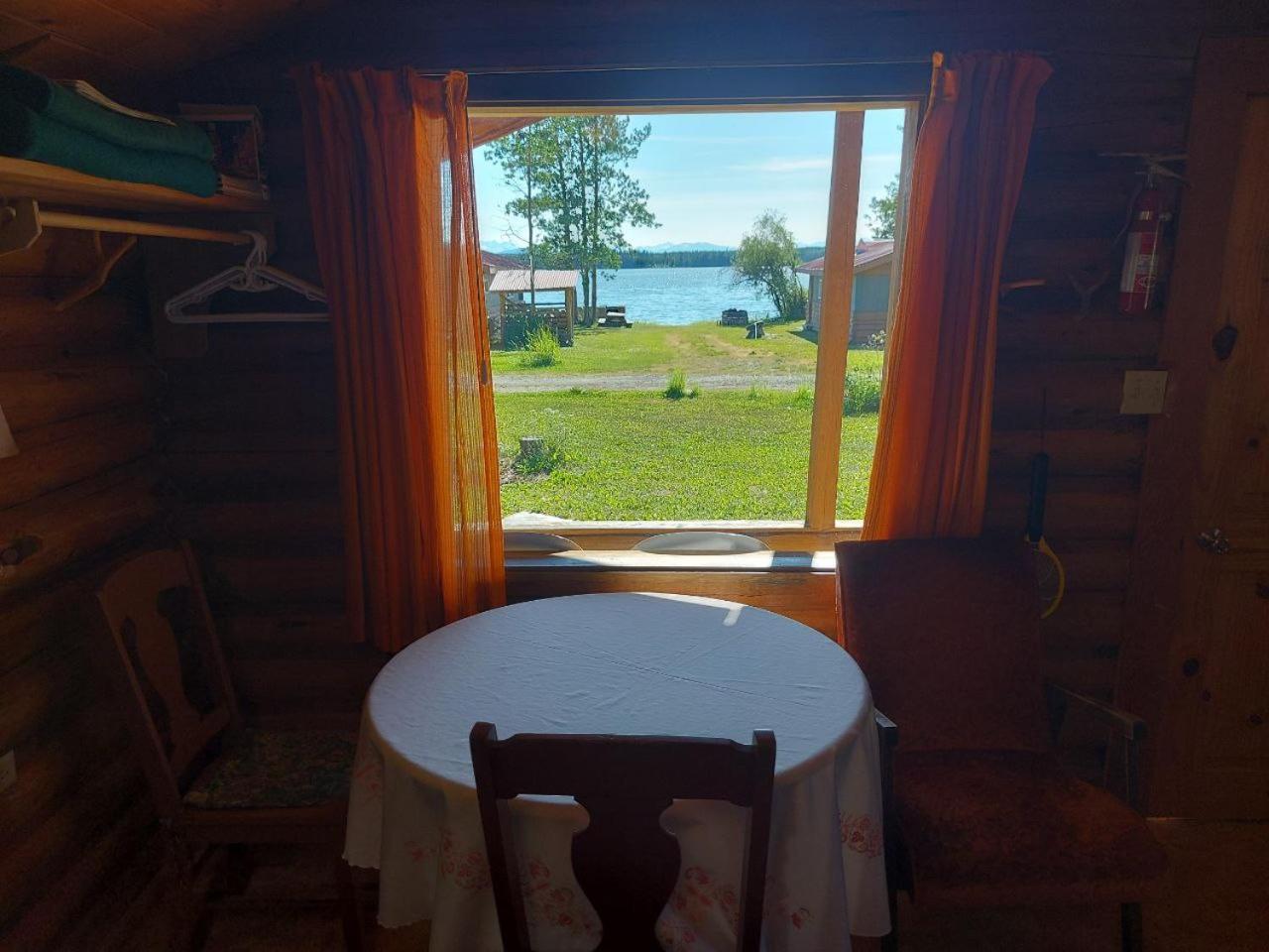 Escott Bay Resort Anahim Lake エクステリア 写真