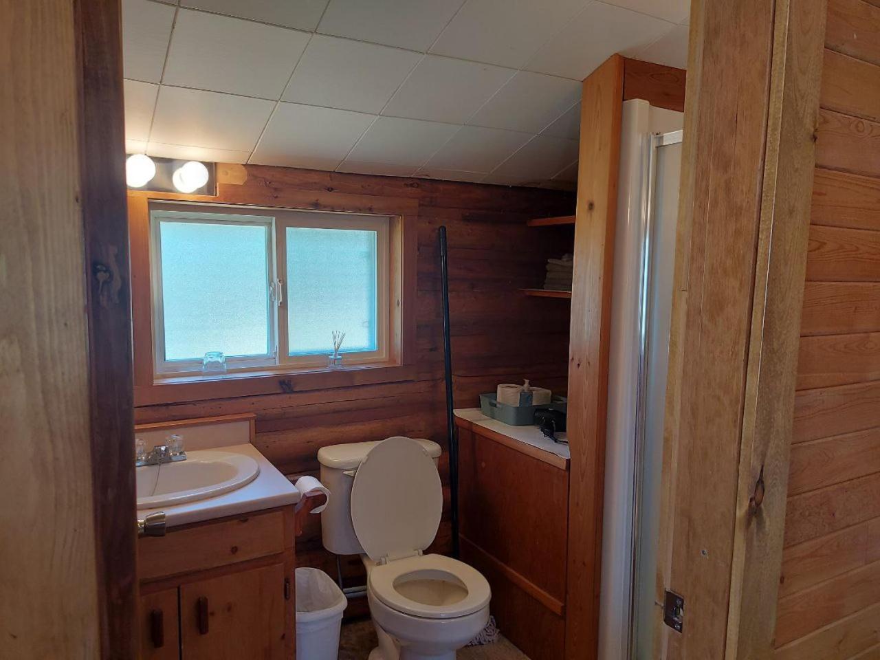 Escott Bay Resort Anahim Lake エクステリア 写真