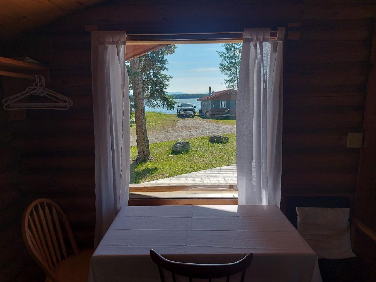 Escott Bay Resort Anahim Lake エクステリア 写真