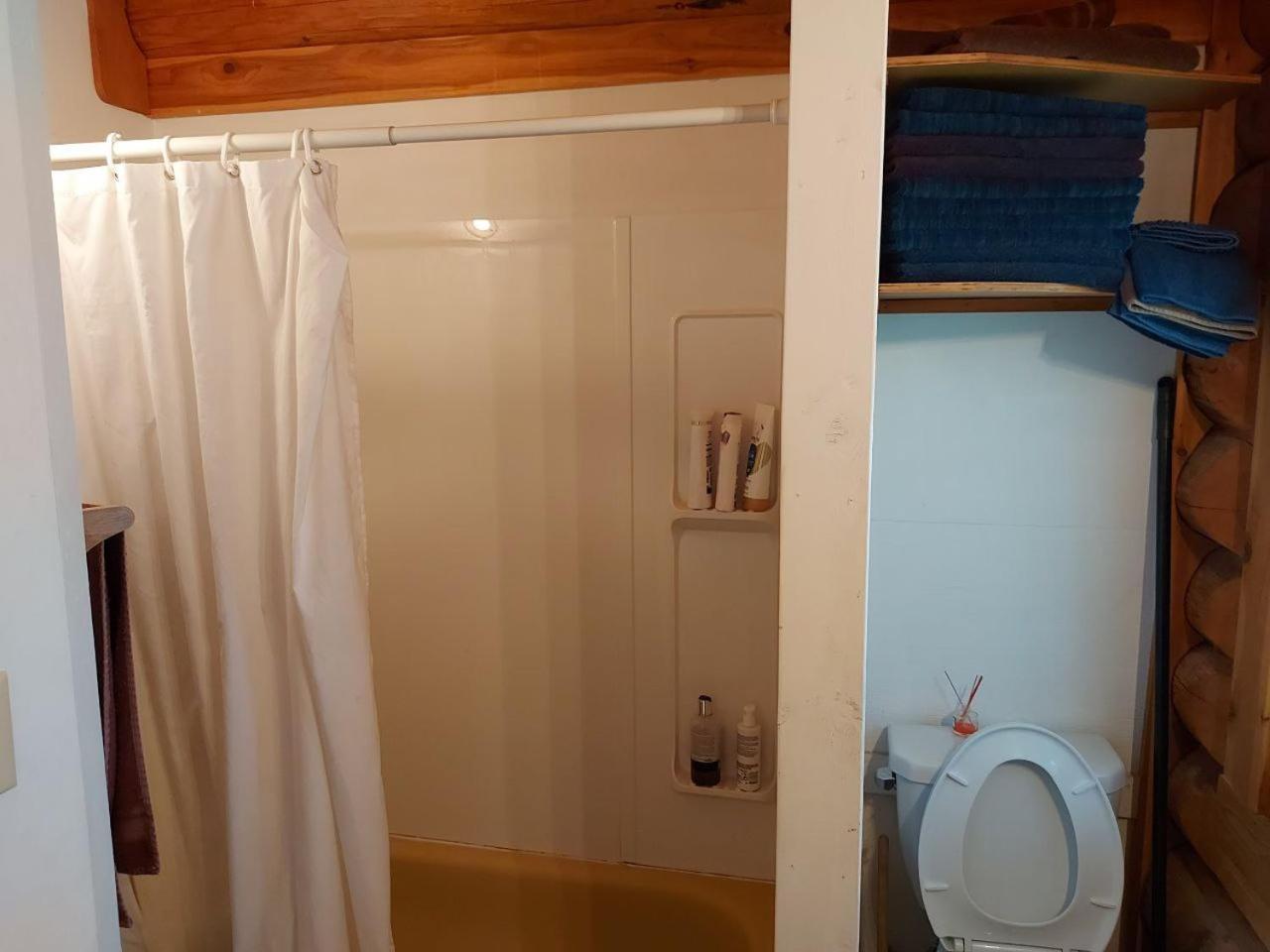 Escott Bay Resort Anahim Lake エクステリア 写真