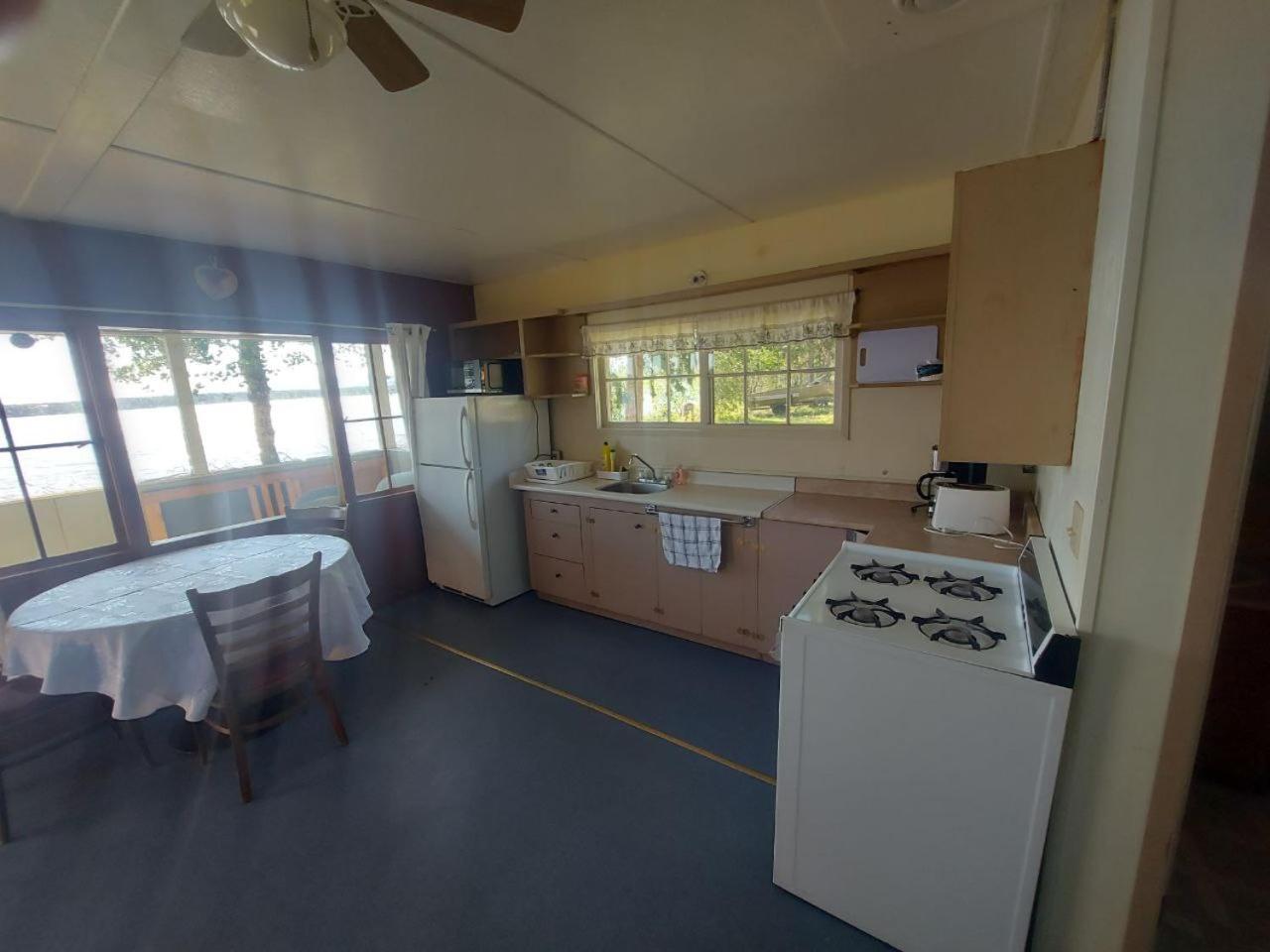 Escott Bay Resort Anahim Lake エクステリア 写真