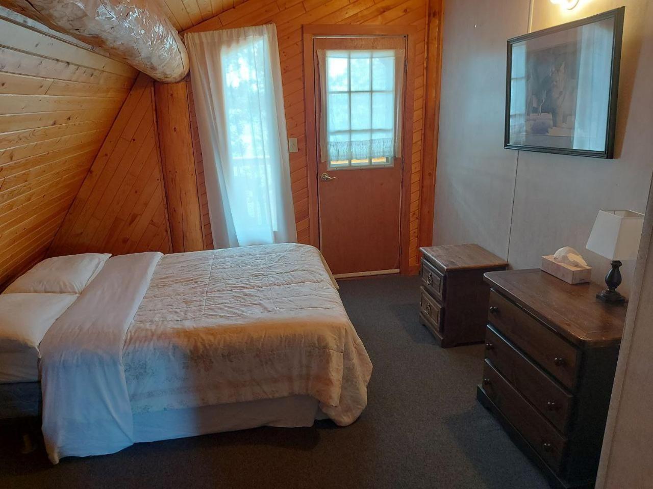 Escott Bay Resort Anahim Lake エクステリア 写真
