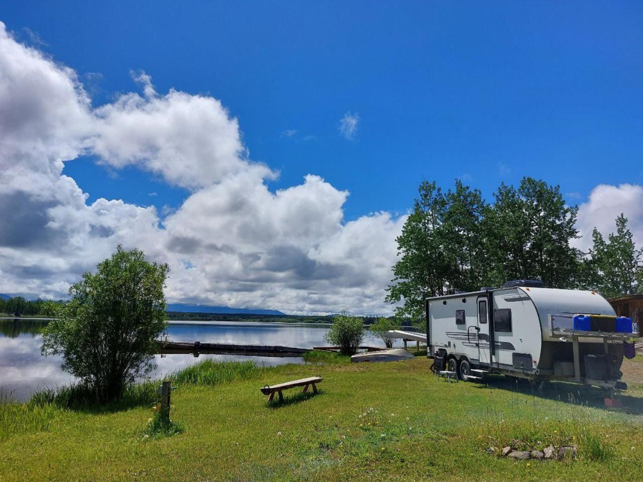 Escott Bay Resort Anahim Lake エクステリア 写真